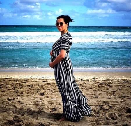 Hallie Jackson showing her baby bump